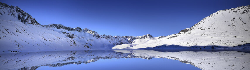 Fototapeta na wymiar Winter panoramic view of Big Pond in Valley of Five Lakes. Tatra Mountain
