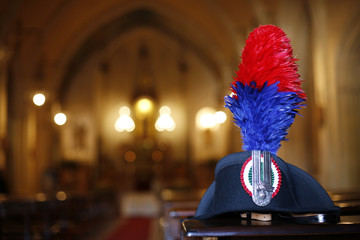 Cappello da carabiniere con sfondo chiesa - obrazy, fototapety, plakaty