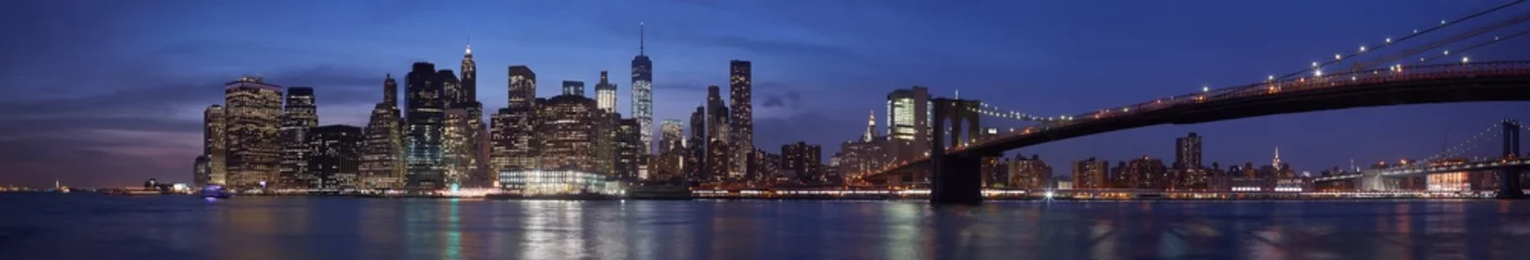 Foto op Plexiglas De stadshorizon van New York met de brugpanorama van Brooklyn in de schemering, natuurlijke kleuren © andersphoto