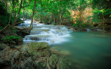 Obraz premium Waterfall in the forest at Huay Mae Kamin waterfall National Park, Thailand