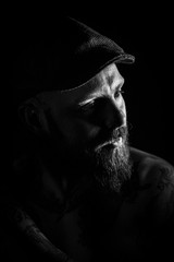 Ritratto di uomo pensieroso nell'ombra