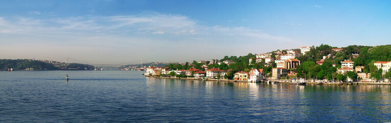 Fototapeta na wymiar Istanbul from boat 