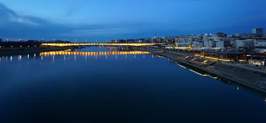 Foto op Plexiglas Ufer Promenade und Altstadt von Belgrad bei Nacht © grahof_photo