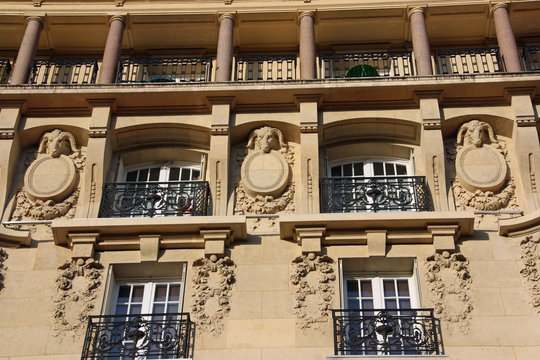 Fa&ccedil;ade haussmannienne avec t&ecirc;tes de b&eacute;lier &agrave; Paris, France