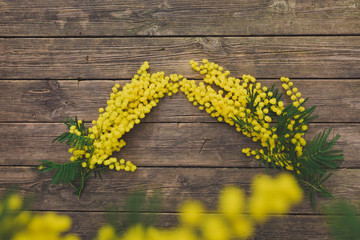 Mimose poggiate su uno sfondo di legno 