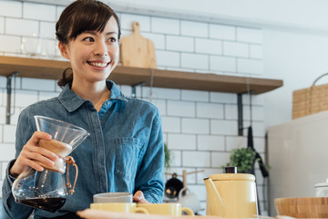 コーヒーを注ぐカフェスタッフ