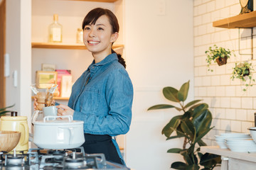 コーヒーを注ぐカフェスタッフ