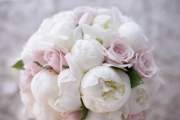 Obraz na płótnie Canvas delizioso colorato bouquet da sposa con fiori bianchi e rosa