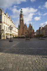 Fototapeta na wymiar Südlicher Marktplatz von Breslau mit Blick auf das Alte Rathaus mit Rathausturm