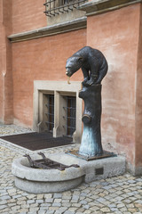 Obraz premium Bronzener Bär am Brunnen vor dem Alten Rathaus in Breslau, Polen