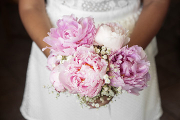 Sposa tiene in mano bouquet da matrimonio molto colorato