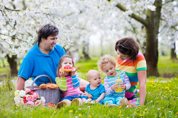 Fototapeta premium Family with children enjoying picnic in spring park