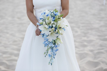Sposa tiene in mano bouquet da matrimonio © alex.pin