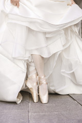 sposa con scarpe da ballerina che danza sulle punte - dettaglio delle scarpe