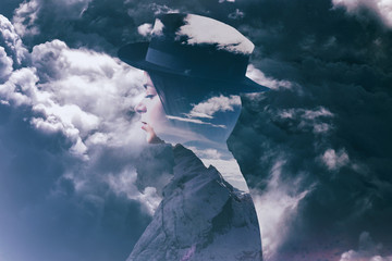 Wieloskładnikowy ujawnienie dziewczyna jest ubranym kapelusz, mountainscape i burzowego cloudscape - 137494515
