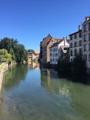 Fototapeta na wymiar Riflessi di case nel canale di Strasburgo, Alsazia, Francia