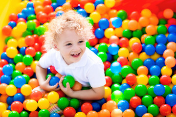 Obraz na płótnie Canvas Child playing in ball pit on indoor playground