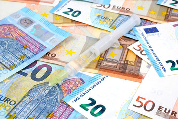 Spritze mit Euroscheinen