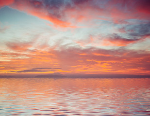 Naklejka na ściany i meble Majestic sunset over the sea