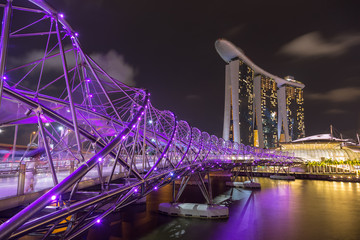 Singapore - 1 december 2016: Helix Bridge, een voetgangersbrug ontworpen vanuit de vorm van de gebogen DNA-structuur.
