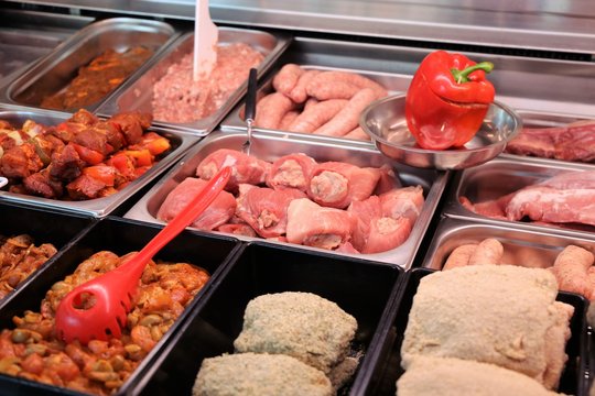 Variation von Fleischwaren in einem Geschäft