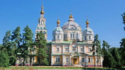 Fototapeta na wymiar Die farbenfrohe Christi-Himmelfahrt-Kathedrale gehört zu den Wahrzeichen von Almaty, Kasachstan