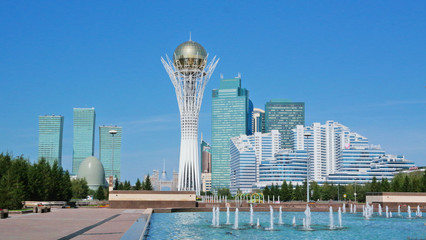 Der 97 Meter hohe Bajterek-Turm in Astana ist das Nationaldenkmal Kasachstans - obrazy, fototapety, plakaty