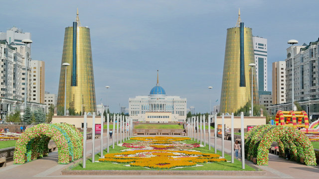 Am Ende des ultramodernen Nurzhol Boulevards im Zentrum von Astana (Kasachstan) thront der Pr&auml;sidentenpalast