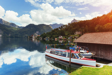Naklejka premium boat on a lake in Hallstatt. Austria