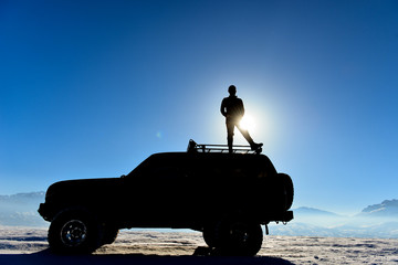 maceracı adam silüeti &  jeep ile safari