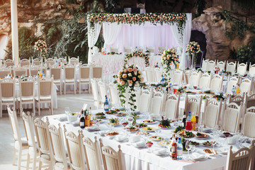 Fototapeta na wymiar luxurious room of the restaurant to celebrate a wedding celebrat