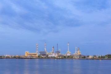 Fototapeta premium Oil refinery on water front at twilight