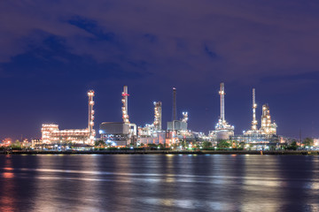 Obraz na płótnie Canvas Oil refinery on water front at night