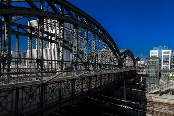 Hackerbrücke bei wolkenlosem tiefblauen Himmel, Blick Richtung Norden