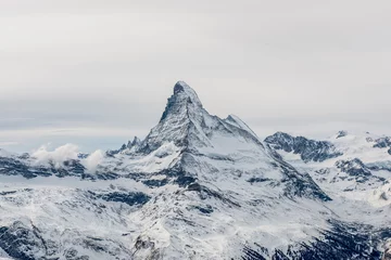 Foto op Plexiglas Matterhorn Schilderachtig humeurig uitzicht op de besneeuwde Matterhorn-piek met lucht en wolken op de achtergrond, Zwitserland.