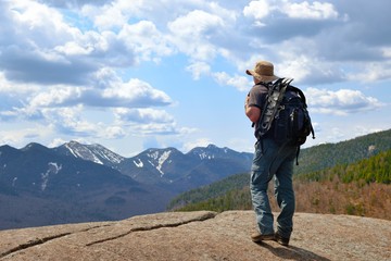 Randonn&eacute;e p&eacute;destre en montagne