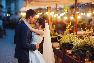 Naklejka premium wedding couple at night lighting. Cafe along with decoration lig