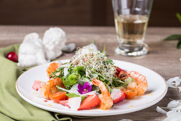 Gourmet salad with prawns