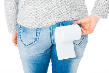 Frau hält Toilettenpapier