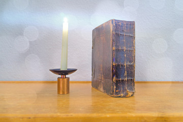 Buch mit Kerze