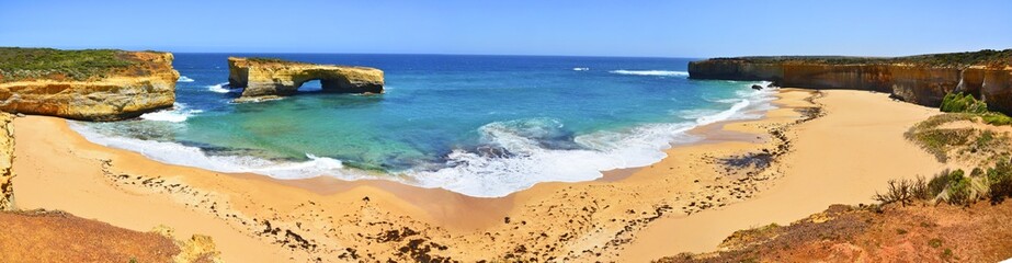 Fototapeta na wymiar Panoramic view of coast along the Great Ocean Road with the London Arch in Victoria, Australia.