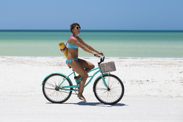 Fototapeta premium Active woman on the beach