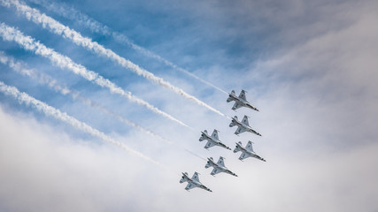 USAF Thunderbirds with smoke trails - obrazy, fototapety, plakaty