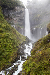 Kegon Falls in the mist,Nikko National Park near the city of Nikko,Tochigi Japan.  ผาหน้าผาเขาหินการตกการร่วงการหลุดการหล่นคะมำตกต่ำลงถูกโค่นล้มธาตุลมพลัดพินาศร่วงหล่นลงลงเม็ดลดลดลงลมล้มล้มคว่ำล้มคะมำ