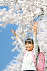 桜と小学生の女の子