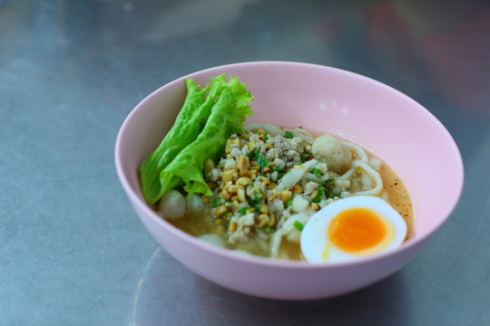 Sukhothai fish paste noodle (Kuaitiao Senpla) with split egg harden
