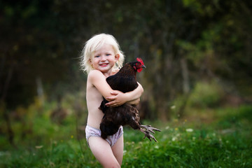 Девочка с курицей
