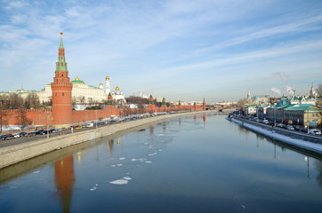 Obraz premium Beautiful views of Moscow Kremlin, Kremlevskaya and Sophiyskaya embankments in Sunny winter day, Moscow, Russia