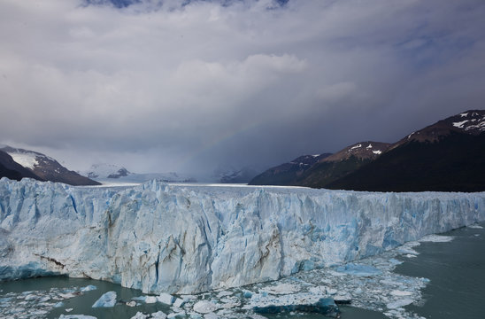 Gletscher in Argentinien mit Wolkendecke
