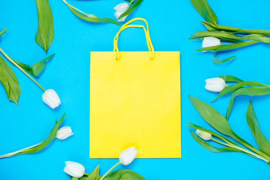 shopping bag and tulips